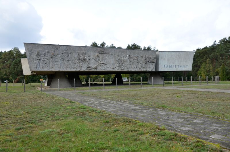 Pomnik ofiar obozu zagłady Kulmhof w Lesie Rzuchowskim koło Chełmna nad Nerem