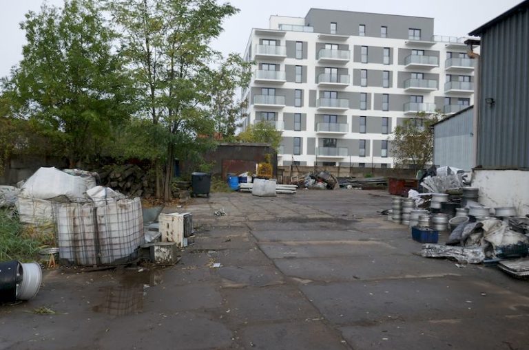 Zespół budynków mieszkalnych wielorodzinnych z garażem podziemnym oraz parkingiem naziemnym, możliwością lokalizacji usług w parterze i infrastrukturą techniczną przy ulicy Romana Dmowskiego w Poznaniu