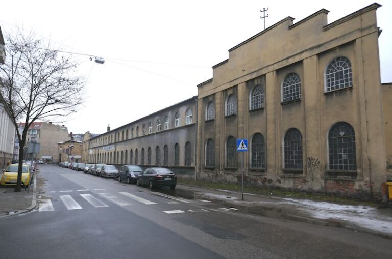 Zespół budynków mieszkalnych wielorodzinnych z usługami wraz z garażem podziemnym, towarzyszącą infrastrukturą techniczną i drogową oraz zagospodarowaniem terenu przy ulicy Kolejowej w Poznaniu