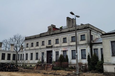 Budynek dworca kolejowego w Błoniach - nadzór chiropterologiczny