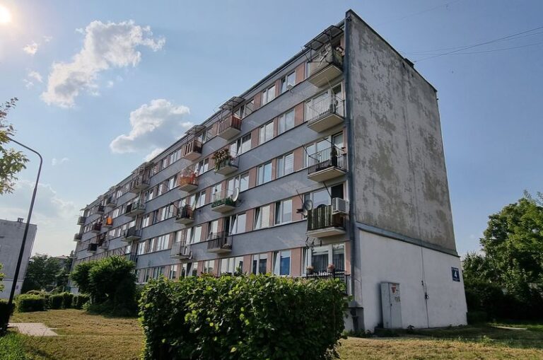 Budynek mieszkalny wielorodzinny na Osiedlu Romualda Traugutta w Żychlinie